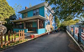 Bon Paul & Sharky'S Hostel